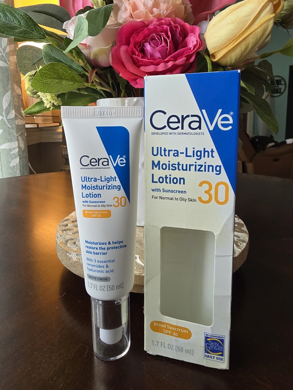 CeraVe Ultra-Light Moisturizing Lotion SPF 30 - For Normal To Oily Skin